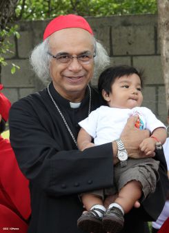 Comunidad Los Ladinos recibe jubilosa a Cardenal Leopoldo Brenes