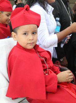 Comunidad Los Ladinos recibe jubilosa a Cardenal Leopoldo Brenes