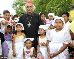 Comunidad Los Ladinos recibe jubilosa a Cardenal Leopoldo Brenes