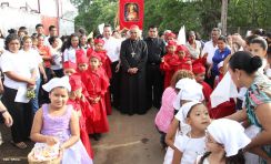 Comunidad Los Ladinos recibe jubilosa a Cardenal Leopoldo Brenes