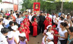 Comunidad Los Ladinos recibe jubilosa a Cardenal Leopoldo Brenes