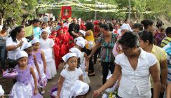 Comunidad Los Ladinos recibe jubilosa a Cardenal Leopoldo Brenes