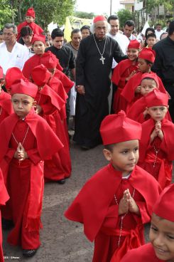 Comunidad Los Ladinos recibe jubilosa a Cardenal Leopoldo Brenes