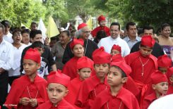Comunidad Los Ladinos recibe jubilosa a Cardenal Leopoldo Brenes