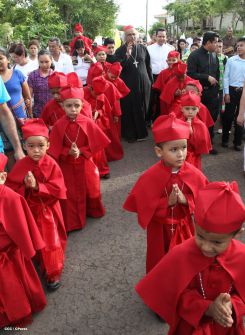 Comunidad Los Ladinos recibe jubilosa a Cardenal Leopoldo Brenes