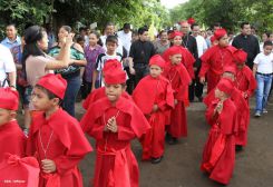 Comunidad Los Ladinos recibe jubilosa a Cardenal Leopoldo Brenes