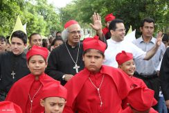 Comunidad Los Ladinos recibe jubilosa a Cardenal Leopoldo Brenes