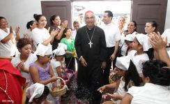 Comunidad Los Ladinos recibe jubilosa a Cardenal Leopoldo Brenes