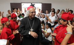 Comunidad Los Ladinos recibe jubilosa a Cardenal Leopoldo Brenes