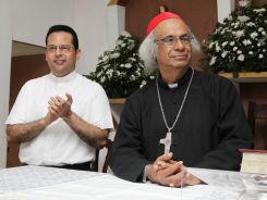 Comunidad Los Ladinos recibe jubilosa a Cardenal Leopoldo Brenes