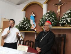 Comunidad Los Ladinos recibe jubilosa a Cardenal Leopoldo Brenes