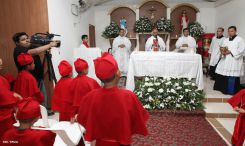 Comunidad Los Ladinos recibe jubilosa a Cardenal Leopoldo Brenes