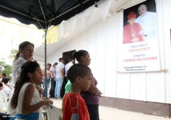 Comunidad Los Ladinos recibe jubilosa a Cardenal Leopoldo Brenes