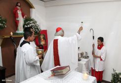 Comunidad Los Ladinos recibe jubilosa a Cardenal Leopoldo Brenes