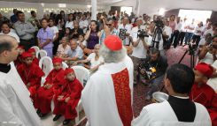 Comunidad Los Ladinos recibe jubilosa a Cardenal Leopoldo Brenes