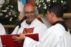 Comunidad Los Ladinos recibe jubilosa a Cardenal Leopoldo Brenes