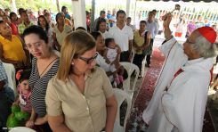 Comunidad Los Ladinos recibe jubilosa a Cardenal Leopoldo Brenes