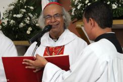 Comunidad Los Ladinos recibe jubilosa a Cardenal Leopoldo Brenes