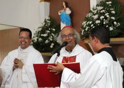 Comunidad Los Ladinos recibe jubilosa a Cardenal Leopoldo Brenes