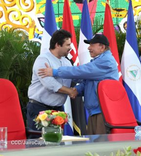 Acto de entrega de 500 unidades de buses y microbuses a transportistas de Nicaragua 