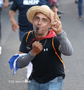 Caminata Colorida en homenaje al 45 aniversario de la Cruzada Nacional de Alfabetización