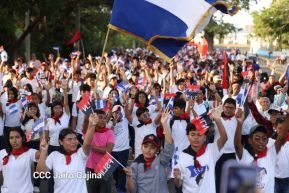 Caminata Colorida en homenaje al 45 aniversario de la Cruzada Nacional de Alfabetización