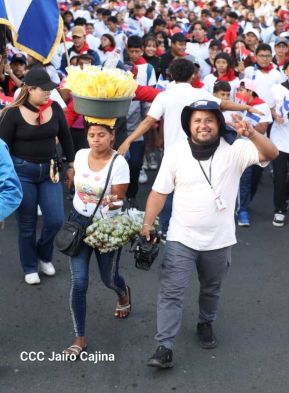 Caminata Colorida en homenaje al 45 aniversario de la Cruzada Nacional de Alfabetización