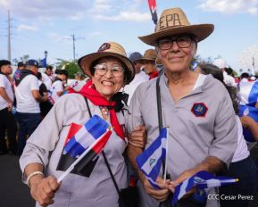 Caminata Colorida en homenaje al 45 aniversario de la Cruzada Nacional de Alfabetización
