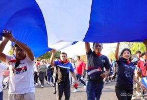 Caminata Colorida en homenaje al 45 aniversario de la Cruzada Nacional de Alfabetización