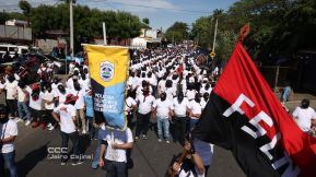 Familias nicaragüenses caminan como Pueblo Victorioso, Pueblo que Vence