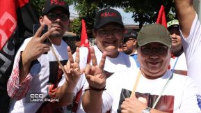 Familias nicaragüenses caminan como Pueblo Victorioso, Pueblo que Vence