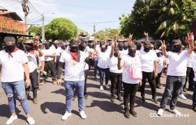 Familias nicaragüenses caminan como Pueblo Victorioso, Pueblo que Vence