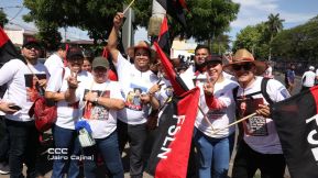 Familias nicaragüenses caminan como Pueblo Victorioso, Pueblo que Vence