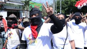 Familias nicaragüenses caminan como Pueblo Victorioso, Pueblo que Vence