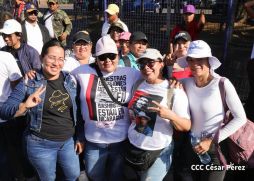 Familias nicaragüenses caminan como Pueblo Victorioso, Pueblo que Vence