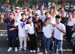 Familias nicaragüenses caminan como Pueblo Victorioso, Pueblo que Vence