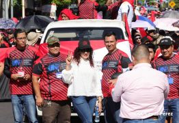 Familias nicaragüenses caminan como Pueblo Victorioso, Pueblo que Vence
