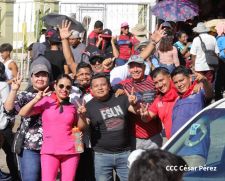 Familias nicaragüenses caminan como Pueblo Victorioso, Pueblo que Vence