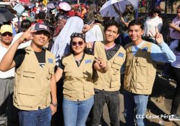 Familias nicaragüenses caminan como Pueblo Victorioso, Pueblo que Vence