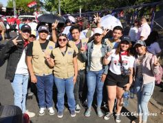 Familias nicaragüenses caminan como Pueblo Victorioso, Pueblo que Vence