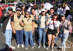 Familias nicaragüenses caminan como Pueblo Victorioso, Pueblo que Vence
