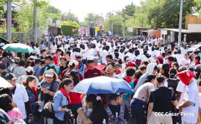 Familias nicaragüenses caminan como Pueblo Victorioso, Pueblo que Vence