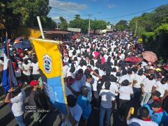 Familias nicaragüenses caminan como Pueblo Victorioso, Pueblo que Vence