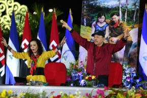 Entrega autobuses a transportistas en homenaje al Comandante Germán Pomares Ordóñez