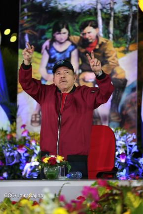 Entrega autobuses a transportistas en homenaje al Comandante Germán Pomares Ordóñez