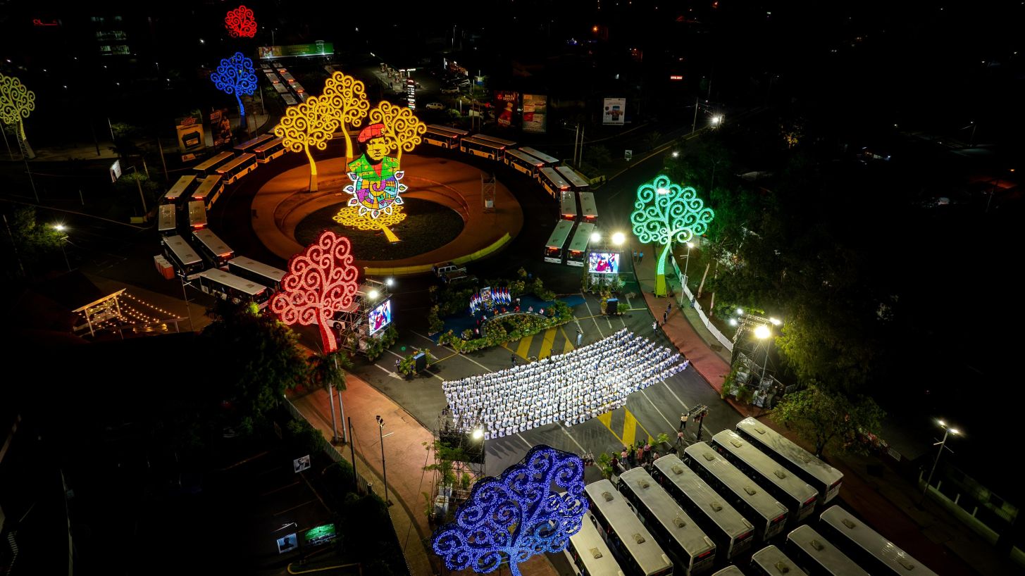 Entrega autobuses a transportistas en homenaje al Comandante Germán Pomares Ordóñez