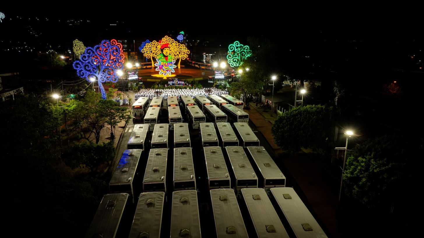 Entrega autobuses a transportistas en homenaje al Comandante Germán Pomares Ordóñez