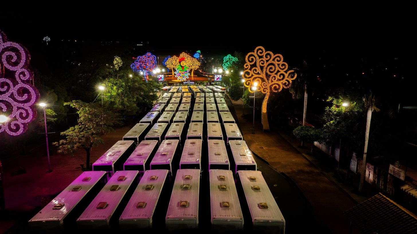 Entrega autobuses a transportistas en homenaje al Comandante Germán Pomares Ordóñez