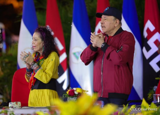 Entrega autobuses a transportistas en homenaje al Comandante Germán Pomares Ordóñez