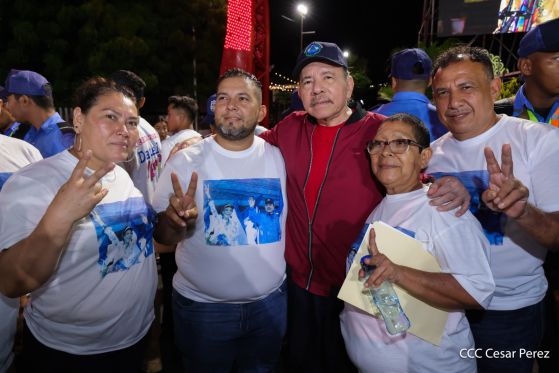 Entrega autobuses a transportistas en homenaje al Comandante Germán Pomares Ordóñez